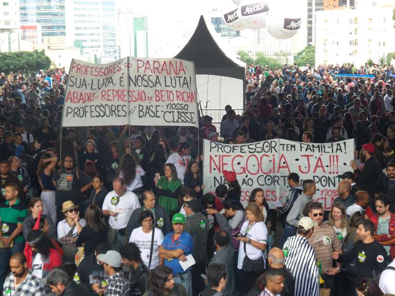 Em assembleia, professores da rede estadual de SP decidiram pela manutenção da greve