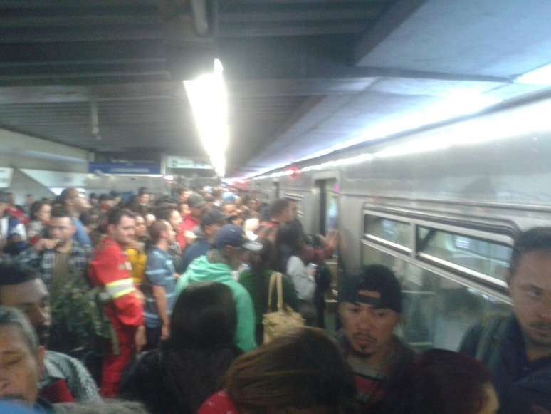 Passageiros lotaram a plataforma da estação Santana após a falha