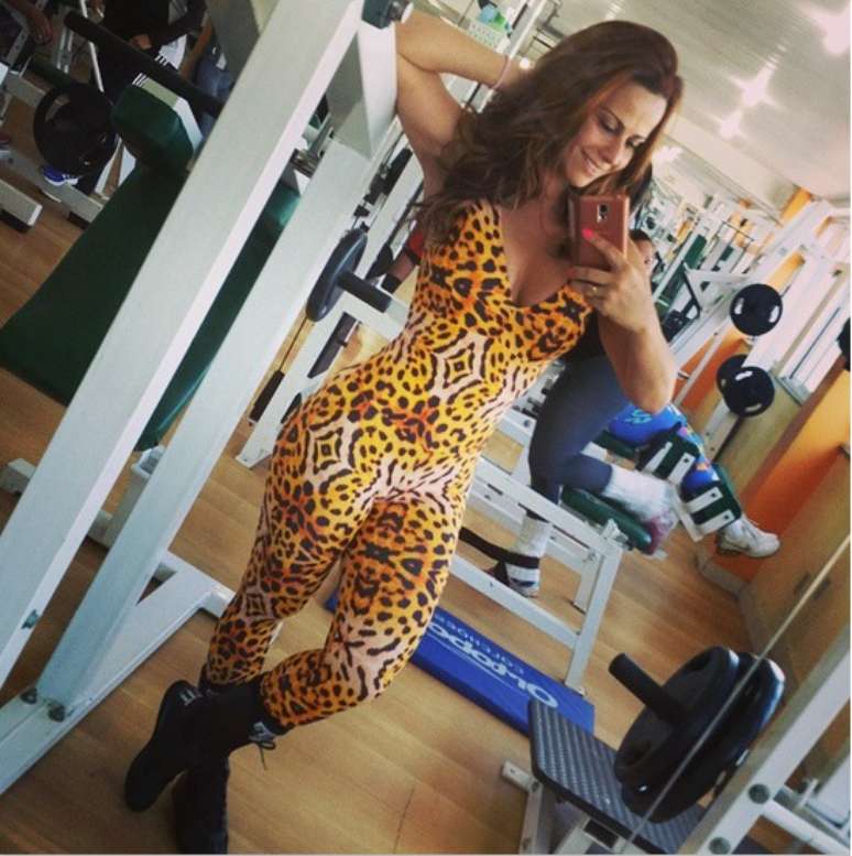 Viviane Araújo aposta em macacão com estampa de animal print, que caiu bem em seu corpo. Se for apostar em uma peça com decote, só analise no provador se não vai acabar mostrando demais ao abaixar, por exemplo