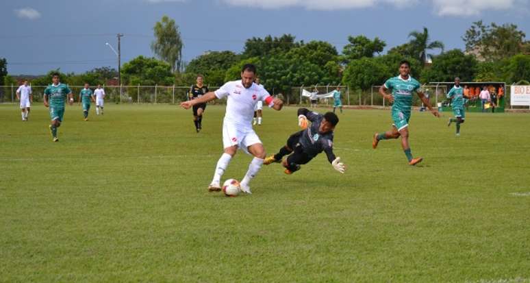 Frontini marca o primeiro dos seus quatro gols na goleada sobre o Itaberaí por 4 a 0