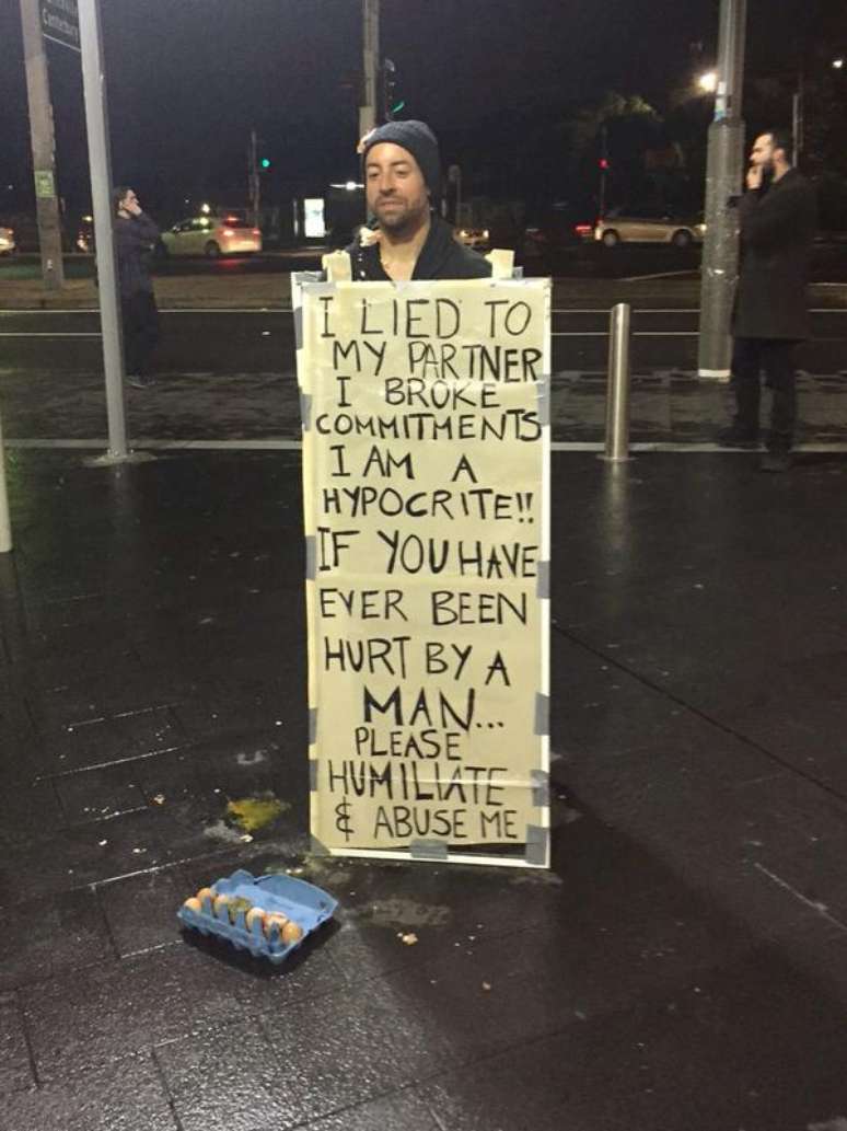 Próximo a uma estação de trem de Sydney, homem pede para ser humilhado por ter mentido para sua companheira