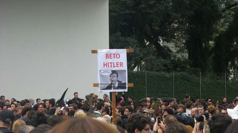 Manifestantes seguram placa contra o governador do Paraná, Beto Richa