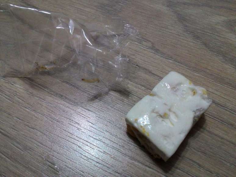 Consumidora fotografou o doce ap&oacute;s encontrar as larvas, na &uacute;ltima segunda-feira (27)