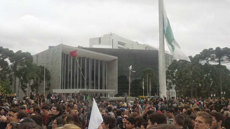 Manifestantes se posicionaram em frente à sede do governo