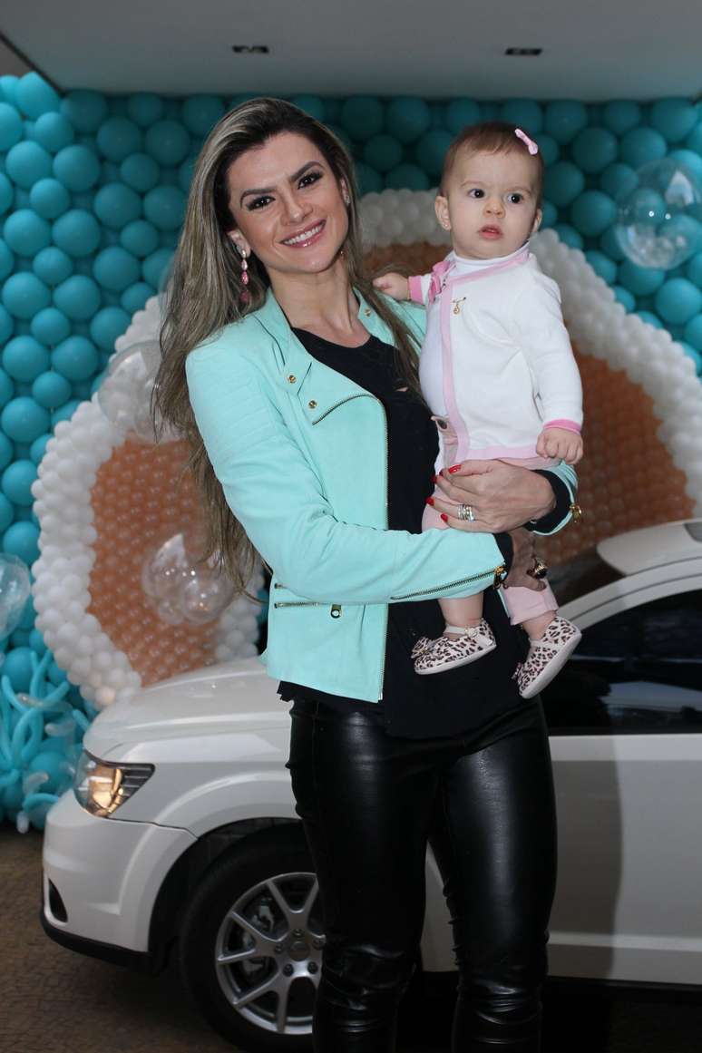 Mirella Santos e a filha Valentina no colo