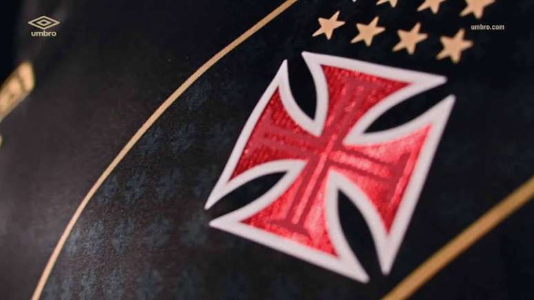 Detalhes do escudo vasca&iacute;no na terceira camisa