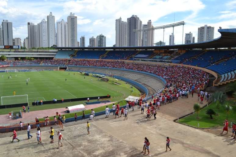 Torcida do Vila Nova compareceu ao Serra Dourada mesmo na Segunda Divisão