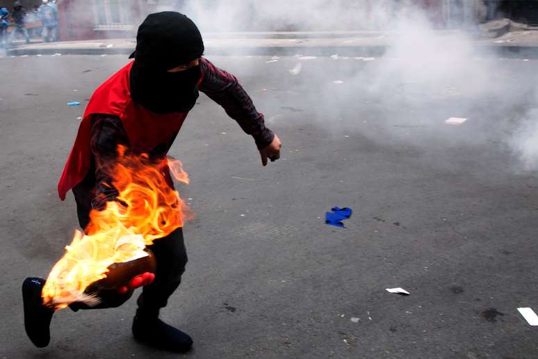 Manifestante na Turquia joga coquetel molotov em força policial