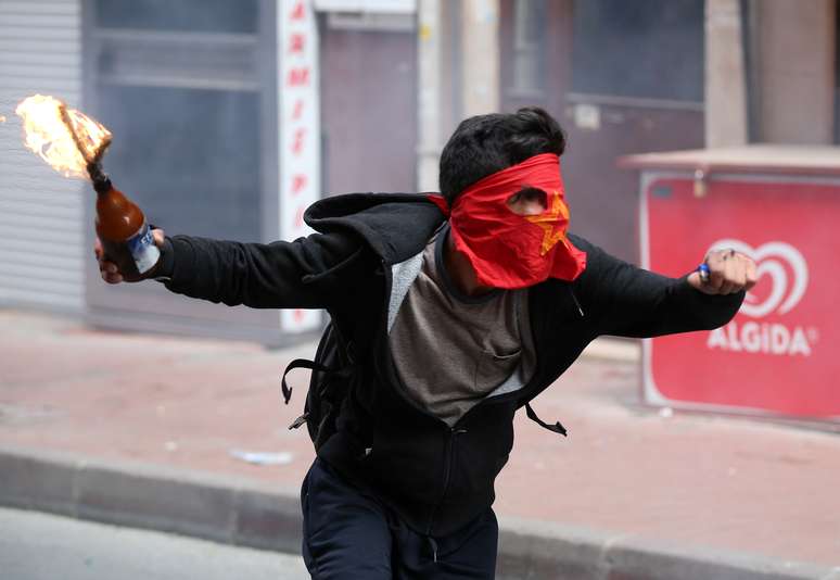 Manifestante mascarado em ato em Istambul