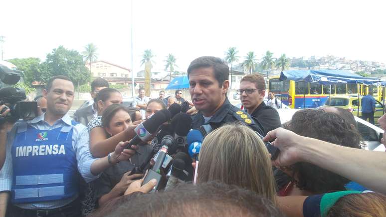 Frederico Caldas, porta-voz da PM, fala aos jornalistas na entrada do Parque União, no Complexo da Maré
