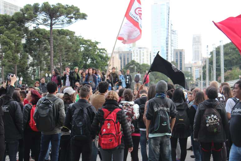 Os estudantes protestaram em frente ao Palácio Iguaçu, sede do governo paranaense