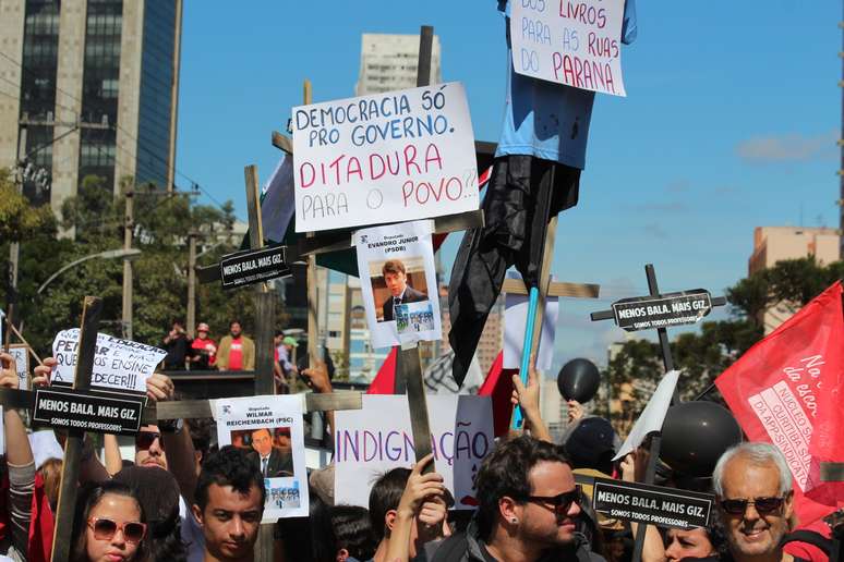 Manifestantes protestaram contra a violência da PM sobre professores