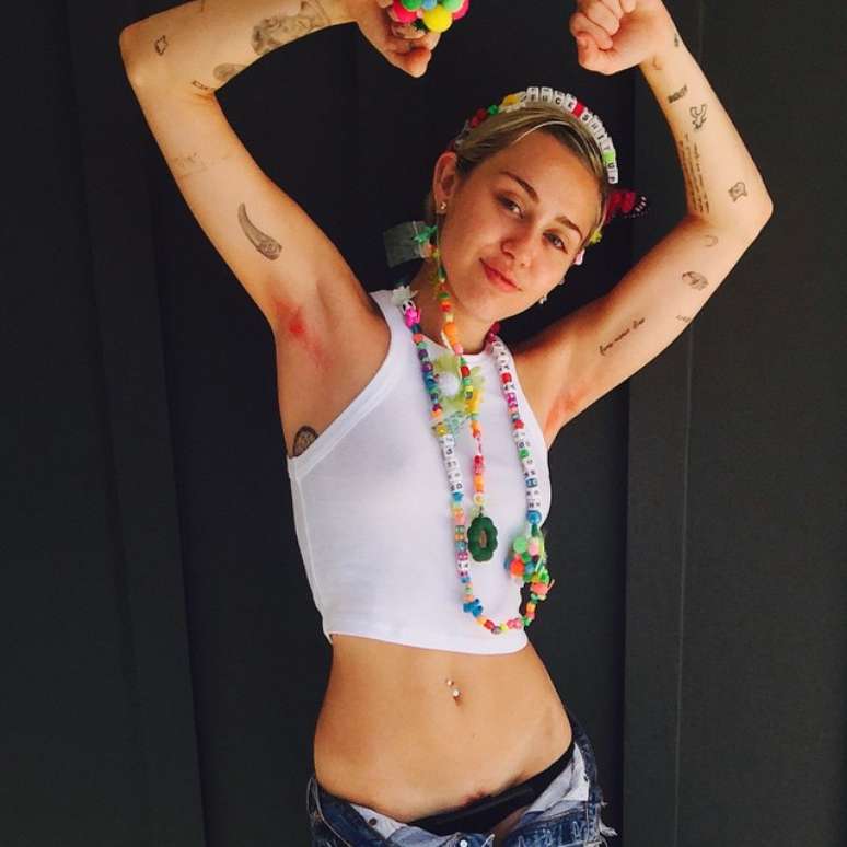 A cantora Miley Cyrus tingiu os pelos pubianos e das axilas e deu o que falar na web