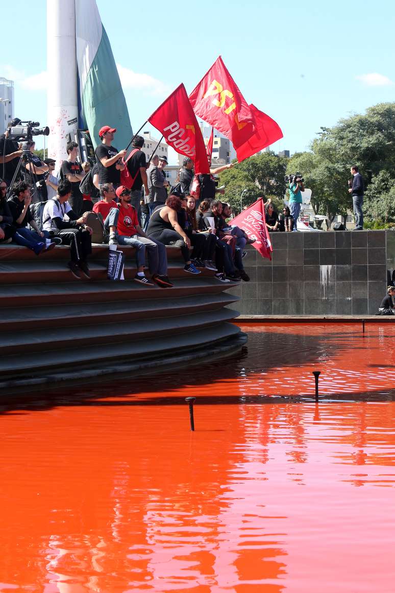 Manifestantes jogaram tinta vermelha em fonte no centro de Curitiba