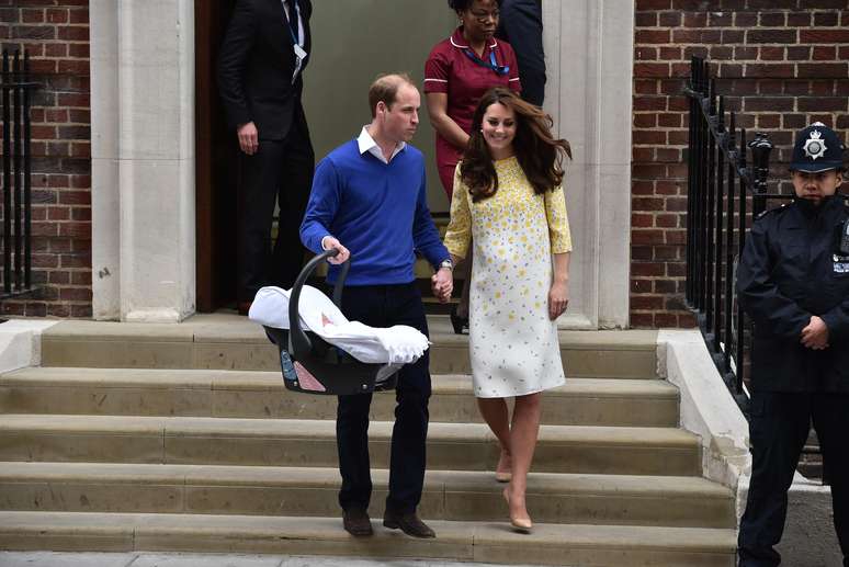 Kate teve alta com a bebê no final da tarde deste sábado, em Londres