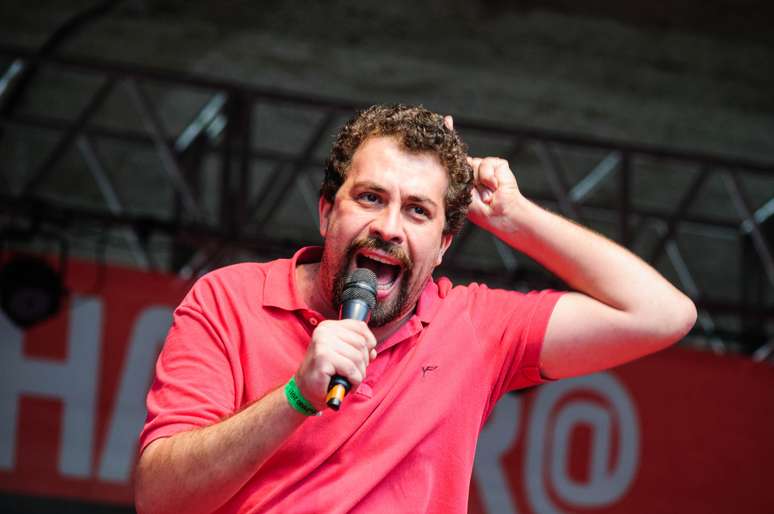 Guilherme Boulos em ato das centrais sindicais e movimentos populares do campo e da cidade no Vale do Anhangabaú, em São Paulo