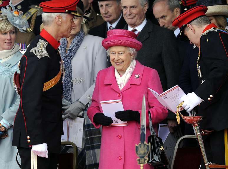 Rainha Elizabeth II apareceu de rosa em parada militar