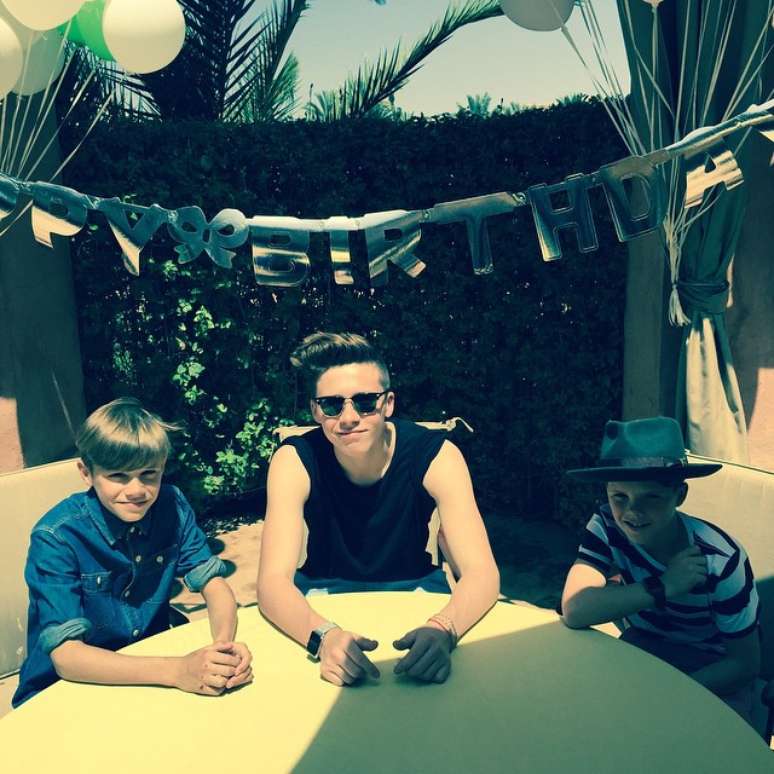 Brooklyn, Romeo e Cruz Beckham no aniversário do pai