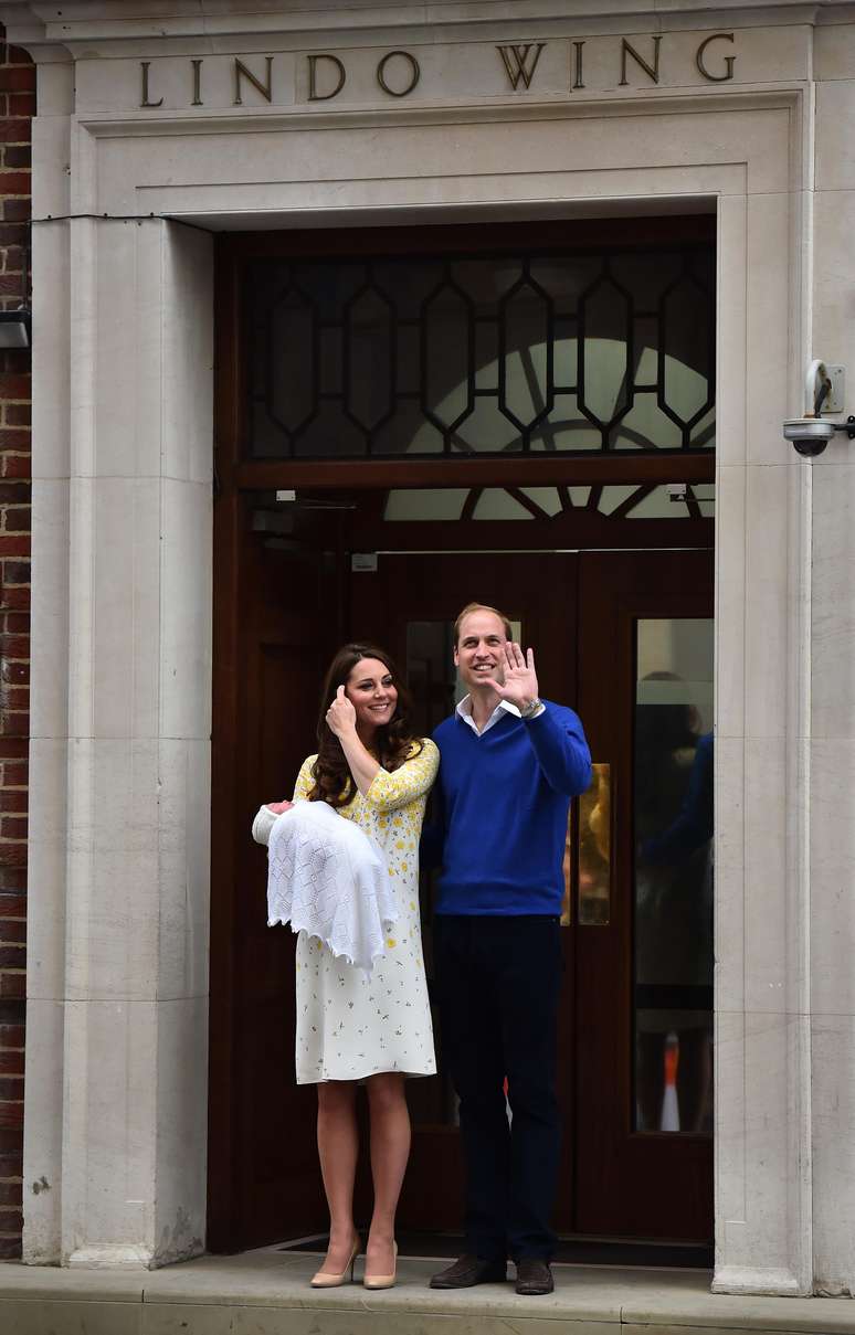 William e sua esposa Kate deixaram o hospital nesta tarde