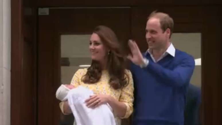 Kate e William deixaram o hospital com a princesa recém-nascida no colo da duquesa, neste sábado