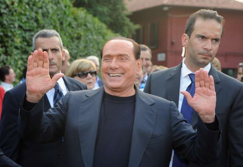 Berlusconi vendeu 48% do Milan 