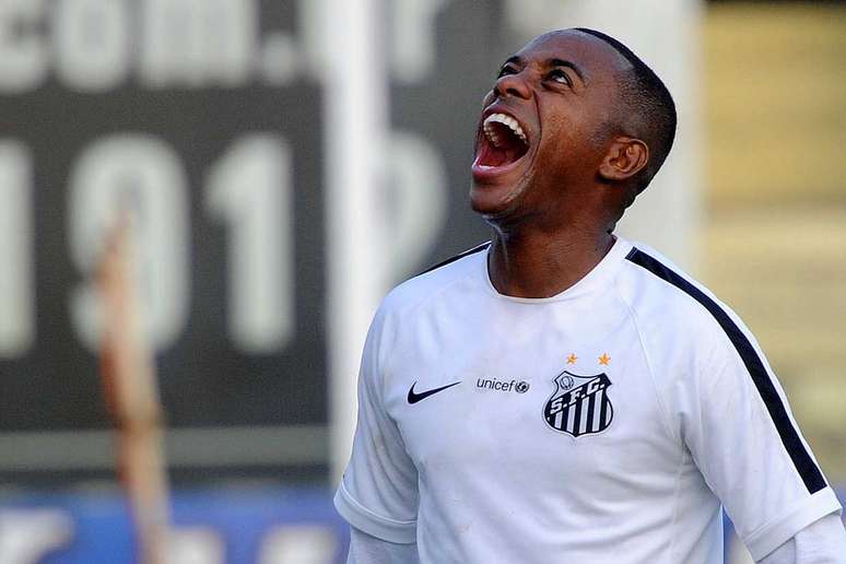 Robinho tem liderado o Santos no gramado