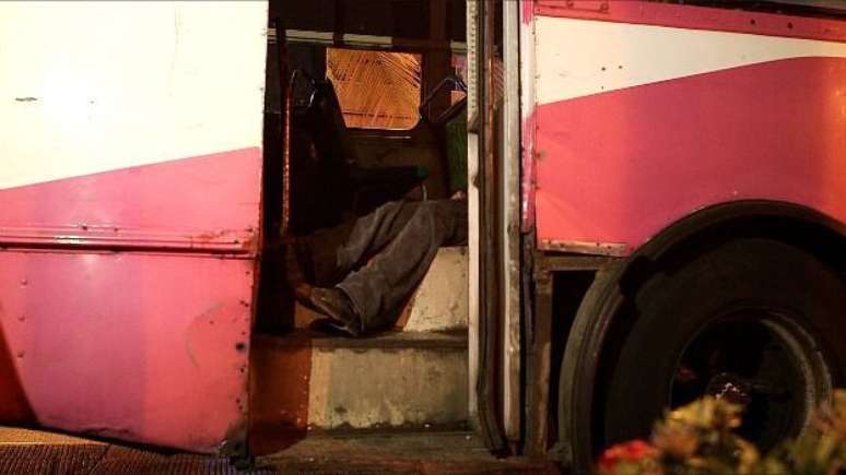 Homem morto em ônibus atrai curiosos e a polícia