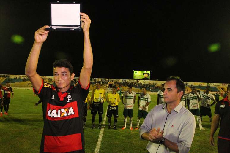 Ronaldo Angelim foi homenageado pelo Flamengo antes de a bola rolar