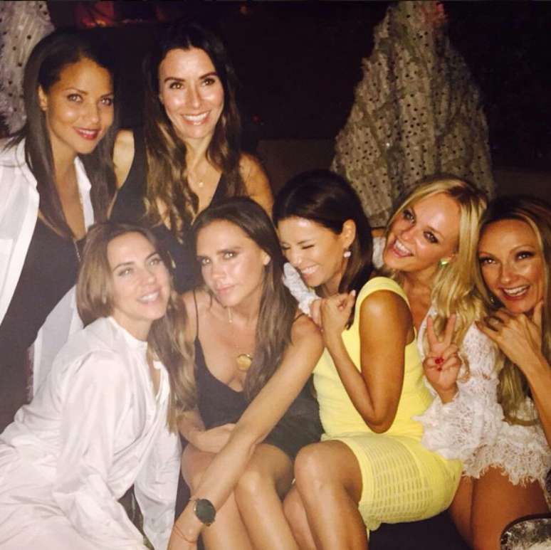 Victoria Beckham posou com amigas na festa de aniversário do marido