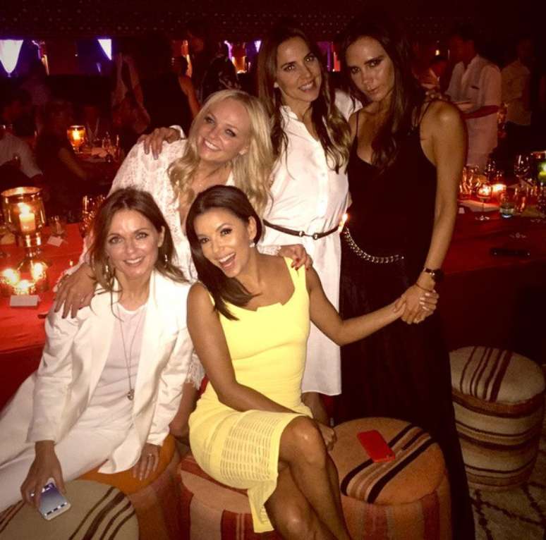 "Sou a nova Spice Girls. #spicelatina", brincou a atriz Eva Longoria ao lado de quatro das cinco ex-integrantes do grupo