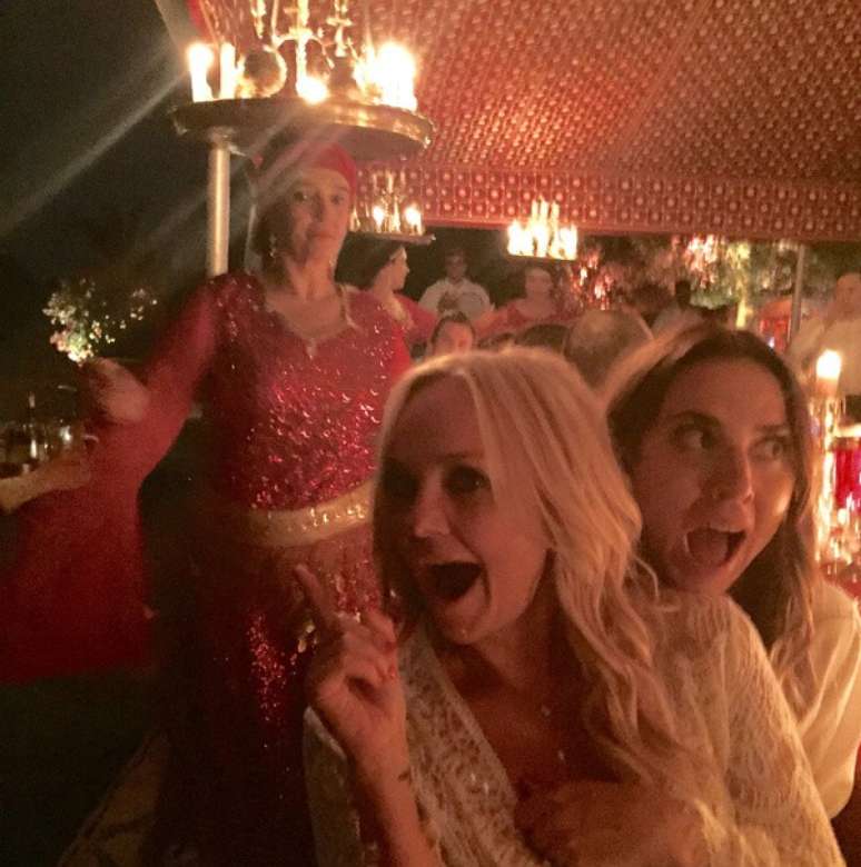 Emma e Mel C se divertem na festa de aniversário de David Beckham, em Marrakesh, no Marrocos