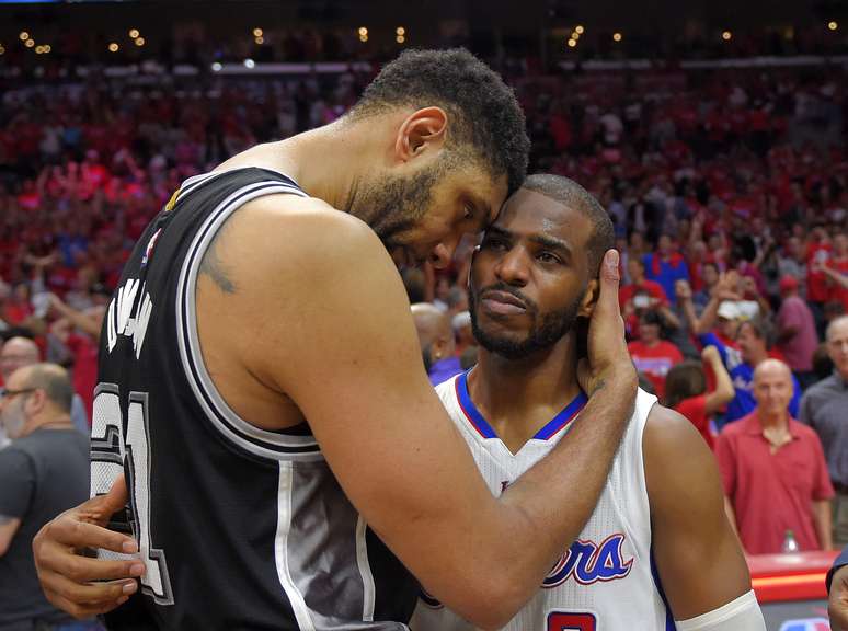 Tim Duncan cumprimenta Chris Paul: série que vai ficar para a história da NBA