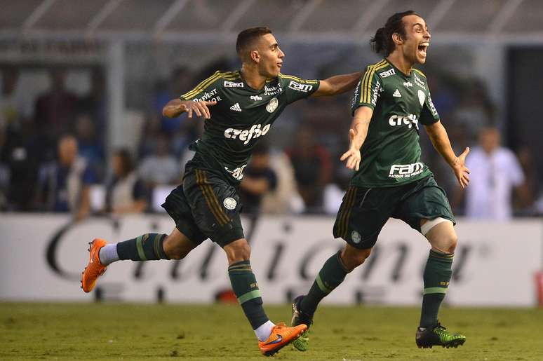Valdivia deu linda assistência para Lucas diminuir o placar para o Palmeiras