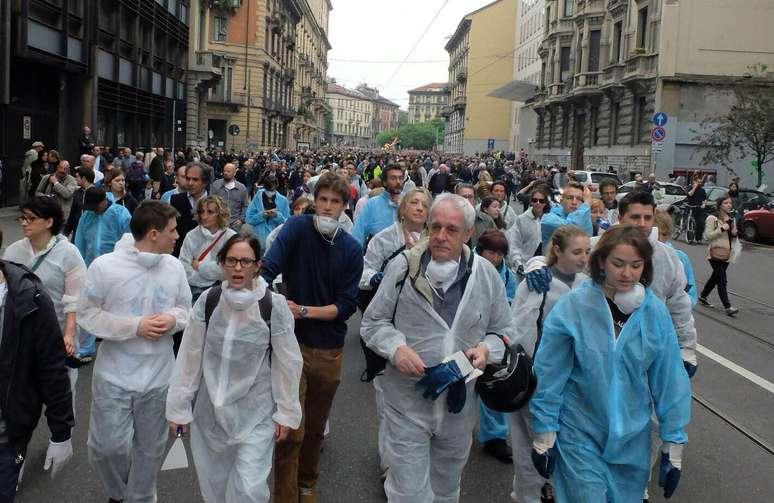Italianos marcharam, neste domingo, a favor de Milão e contra os protestos da última sexta-feira
