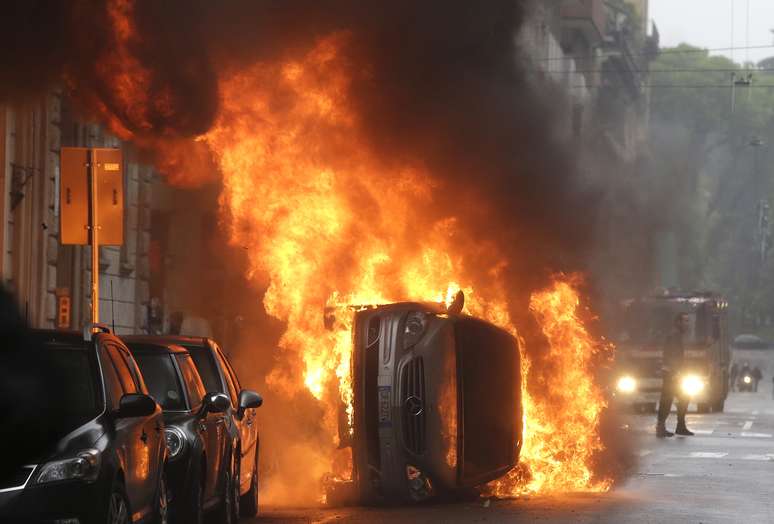 Na última sexta-feira, manifestantes incendiaram carros em um ato contra a Expo Milão 2015