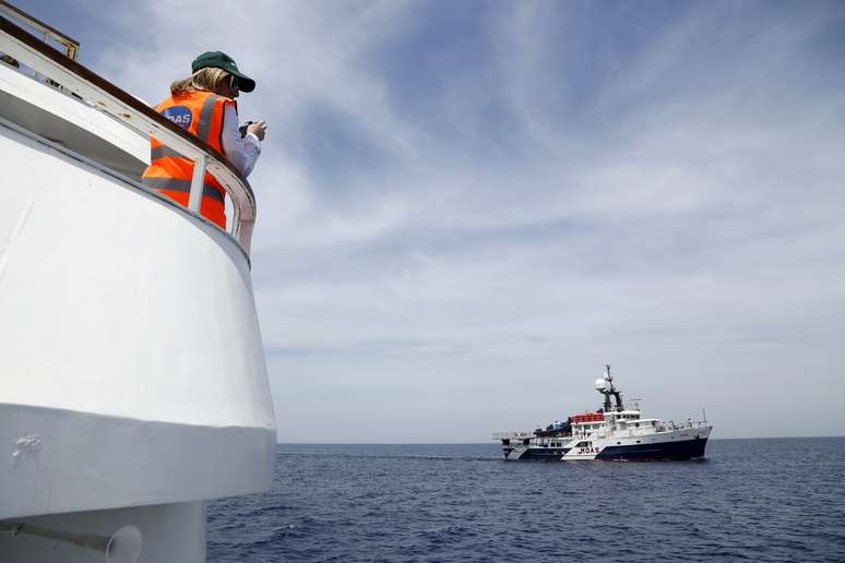 Do outro lado do mar, autoridades no Egito disseram que três morreram quando um barco afundou em sua costa