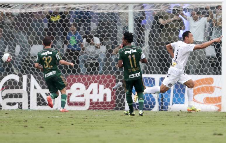 Ricardo Oliveira comemora gol; atacante fez o segundo do Santos neste domingo