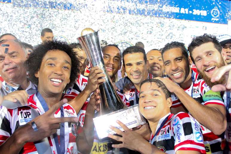 Jogadores do Santa Cruz comemoram com taça do Campeonato Pernambucano