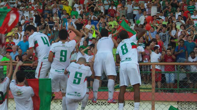 Equipe da Portuguesa festeja conquista do primeiro turno da segunda divisão