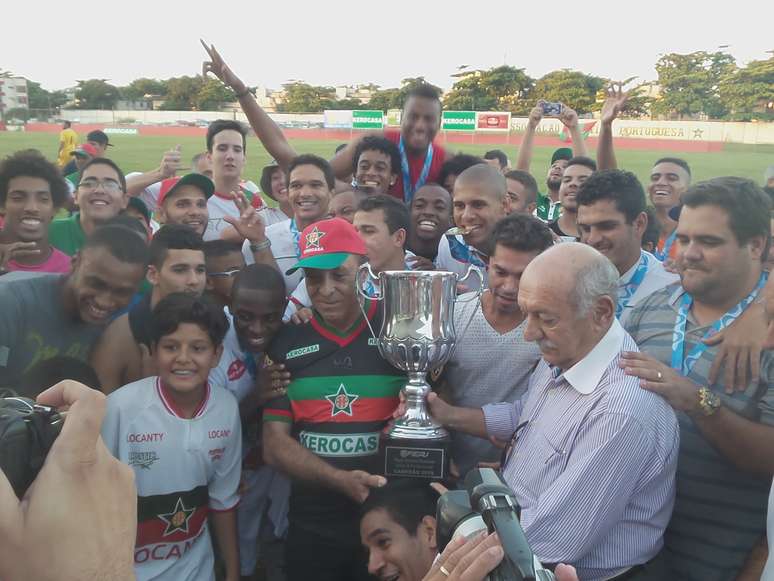 Jogadores da Portuguesa comemoram com o troféu do primeiro turno