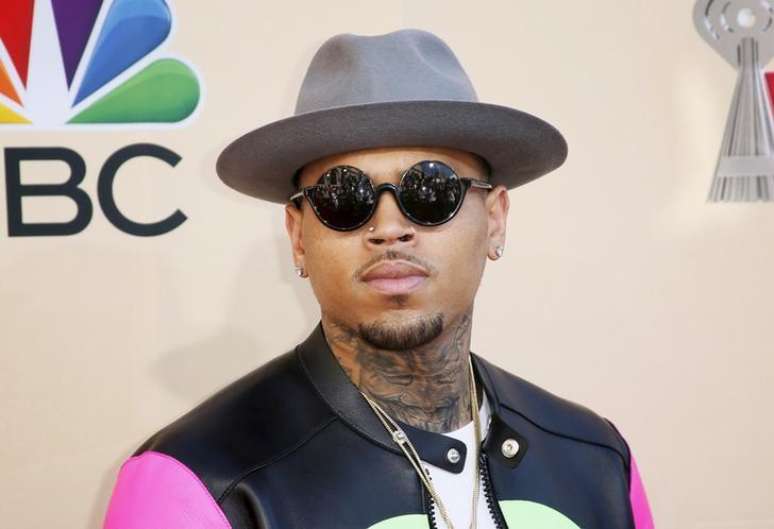 Cantor Chris Brown posa durante premiação em Los Angeles