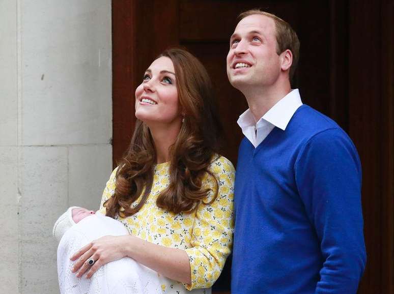 Príncipe William e Kate com a filha recém-nascida, em Londres