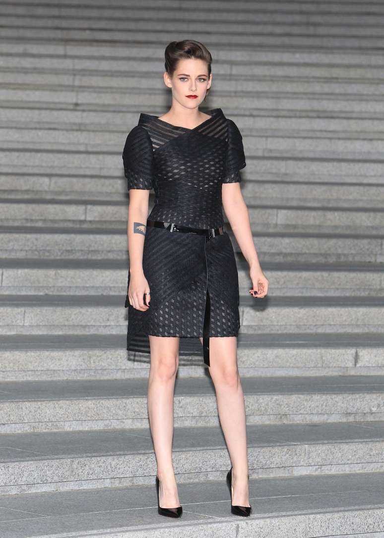 Kristen Stewart também viajou para prestigiar o desfile da coleção Cruise da Chanel