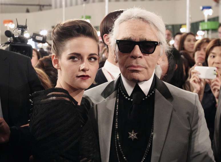 Kristen Stewart, embaixadora da marca, posa com o estilista Karl Lagerfeld