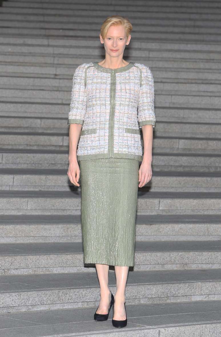 Com típico tailleur Chanel, a atriz Tilda Swinton prestigiou o evento da Chanel no país oriental