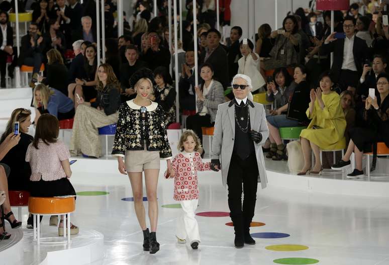 Karl Lagerfeld entra na passarela acompanhado de uma modelo e um garoto que também desfilou para a grife