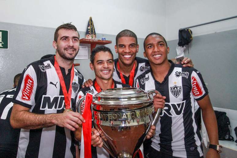 Jogadores fazem festa no vestiário com a taça do Campeonato Mineiro