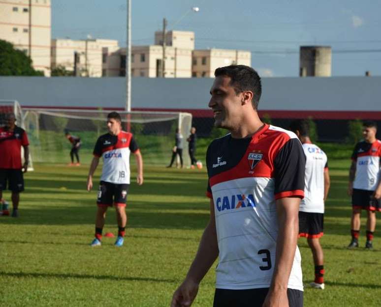 Zagueiro Lino comenta período de treinamentos &#034;forçado&#034; por eliminação no Estadual