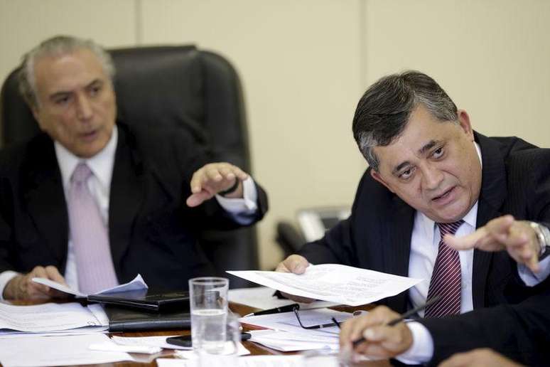 Líder do governo na Câmara, deputado José Guimarães (direita) ao lado do vice-presidente Michel Temer durante reunião em Brasília