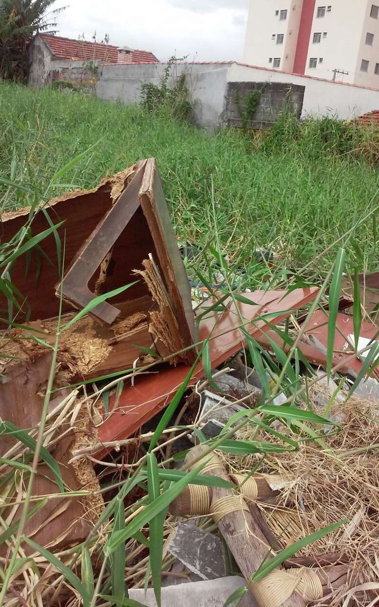 Móveis e entulhos ocupam terreno na Freguesia do Ó, zona norte de São Paulo